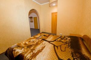 Ein Bett oder Betten in einem Zimmer der Unterkunft Tri Peskarya Hotel