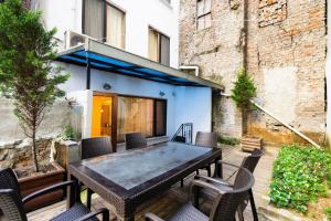 een patio met een houten tafel en stoelen bij Harbour Suites Old City in Istanbul