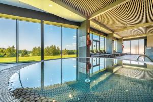Bazén v ubytování Vilnius Grand Resort nebo v jeho okolí