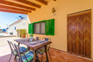a dining room with a table and some chairs at Sa Caseta De Ses Vaques. Son Covas (Sa Vaqueria 2) in Campos