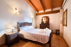 A bed or beds in a room at Sa Caseta De Ses Vaques.Son Covas Még 25 kép