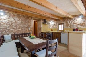 uma cozinha e sala de jantar com uma mesa de madeira em Sa Caseta De Ses Vaques.Son Covas em Campos