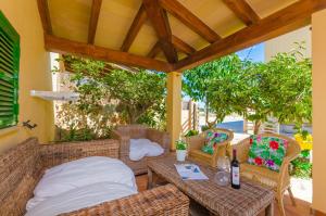 a patio with a table and wicker chairs at Sa Caseta De Ses Vaques. Son Covas (Sa Vaqueria 2) in Campos