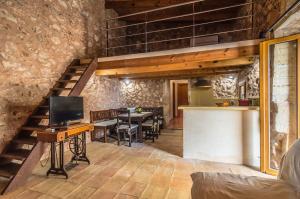 A television and/or entertainment centre at Sa Caseta De Ses Vaques.Son Covas
