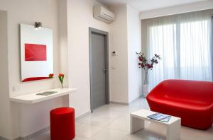 un soggiorno con tavolo e sedia rossa di Giulivo Hotel & Village a Baia Domizia