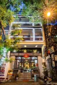 ハノイにあるLa Dolce Vita Hotelの白ワインを読まない看板の建物