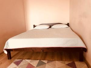 Ένα ή περισσότερα κρεβάτια σε δωμάτιο στο Clean apartment on Lunacharskogo street