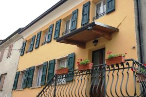 a balcony of a building with potted plants on it at B&B Il Sicomoro in Castion Veronese