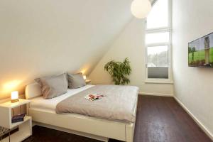 オストゼーバート・カールスハーゲンにあるKapitaensweg 4 Koje 05の白いベッドルーム(ベッド1台、窓付)