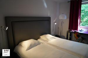 Postel nebo postele na pokoji v ubytování Enzo Hôtels Premier Prix - Logis Amnéville
