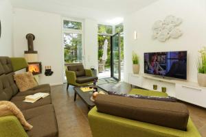 a living room with a couch and a tv at Straße der Freundschaft 30c in Ostseebad Karlshagen