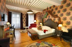 um quarto com uma cama e uma sala de estar em Hôtel de Paris em Besançon