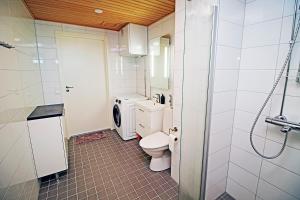 y baño con aseo y lavadora. en Pro Apartments 2, en Vaasa 14 fotos más