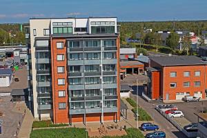 un edificio de apartamentos en una ciudad con aparcamiento en Pro Apartments 2, en Vaasa