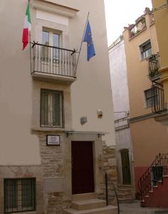 ein Gebäude mit zwei Flaggen darüber in der Unterkunft Bed & Breakfast Palazzo Ducale in Andria