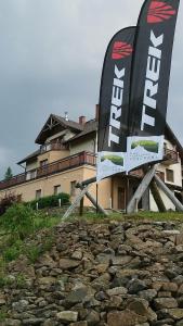 a sign in front of a building on a hill at Willa z gwarantowanym widokiem na góry Aleksander Panorama in Świeradów-Zdrój