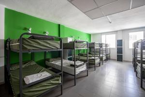 Motion Chueca Hostel客房内的一张或多张床位