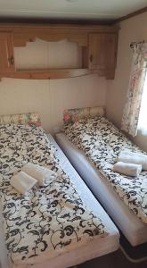 
Łóżko lub łóżka w pokoju w obiekcie "CZORT" Domki nad Czorsztynem
