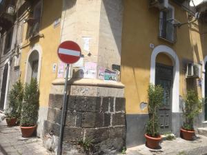 カターニアにあるNormanno palace historical center Cataniaの建物前の看板を入れない