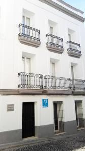 ヘレス・デ・ラ・フロンテーラにあるJerez Suitesの白い建物(バルコニー付)