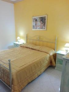 Anemone della Scala dei Turchi في ريالمونتي: غرفة نوم بسرير كبير في غرفة صفراء