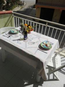 una mesa con platos de comida y una botella de vino en Anemone della Scala dei Turchi, en Realmonte