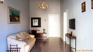 ein Wohnzimmer mit einem Sofa und einem Spiegel in der Unterkunft La casa di Beethoven in Acquarica del Capo