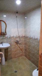 Koupelna v ubytování Zukas Hause + 27 fotografií