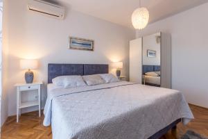 Postel nebo postele na pokoji v ubytování Split-Villas Dalmatica for 12