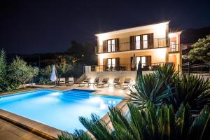 Bazén v ubytování Split-Villas Dalmatica for 12 nebo v jeho okolí