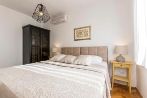 Postel nebo postele na pokoji v ubytování Split-Villas Dalmatica for 12