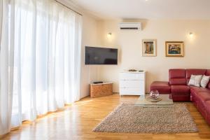 TV a/nebo společenská místnost v ubytování Villa Dalmatica save 15 percent on Split-villas com