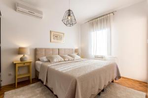 Postel nebo postele na pokoji v ubytování Split-Villas Dalmatica for 12