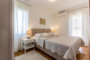 Postel nebo postele na pokoji v ubytování Split-Villas Dalmatica for 12