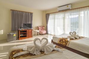 TV a/nebo společenská místnost v ubytování Alisa Krabi Hotel-SHA Plus
