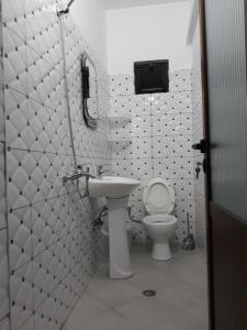 ห้องน้ำของ Guest House Xhuljon