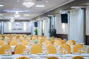 Μια τηλεόραση ή/και κέντρο ψυχαγωγίας στο Hotel Ciudad de Jódar +53 φωτογραφίες