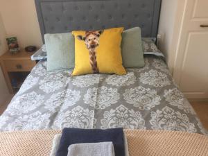 A bed or beds in a room at Lord Mayor's Cottage 