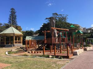 Galeriebild der Unterkunft SHELLHARBOUR BEACH COTTAGE ---- Back gate onto Beach, Front gate walk to Marina in Shellharbour