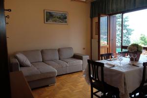 ein Wohnzimmer mit einem Tisch und einem Sofa in der Unterkunft Borgo a Lago in Sulzano