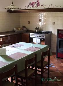 eine Küche mit einem Tisch mit Stühlen und einem Herd in der Unterkunft Ca'Magnolia in Treviso