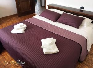 a large bed with two towels on top of it at Ca'Magnolia in Treviso