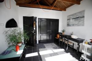 a room with a black door and a table and chairs at B&B de Garaazje in Workum