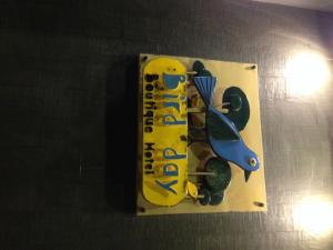 Bird Day Boutique Hotel في موكداهان: يوجد صندوق على طاولة تزلج