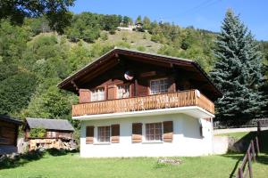 una casa con un balcone in cima di Triantha TR0 a Blatten bei Naters