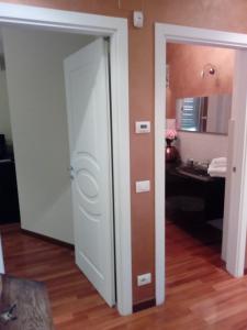 una puerta abierta en una habitación con baño en B&B VILLA ROSA, en Bitritto