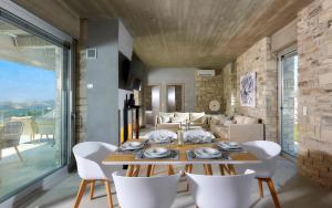 Posezení v ubytování Kouros n' Kori Villas + 47 fotografií