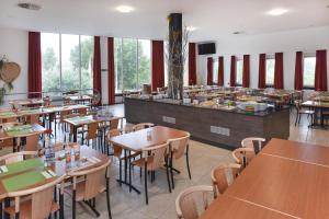 A restaurant or other place to eat at Vakantiedomein Hoge Duin