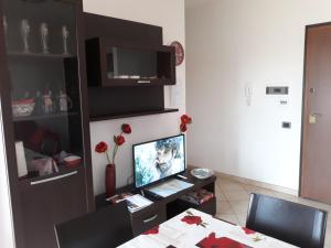 プーラにあるLa casa papaveroのデスク、テレビ、テーブルが備わる客室です。