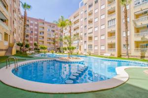 una imagen de una piscina en un complejo de apartamentos en Jose Hurtado Apartamento, en Torrevieja